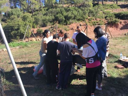 Grupo de voluntarios realizando tratamiento en el Vivero de Huerta Espuña.